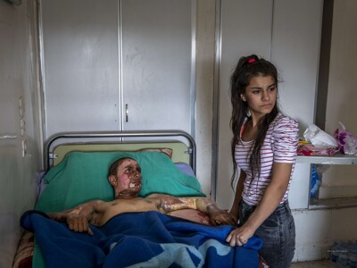 Ivor Prickett, The New York Times -  Návštěva u zraněného kurdského bojovníka ležícího v nemocnici.